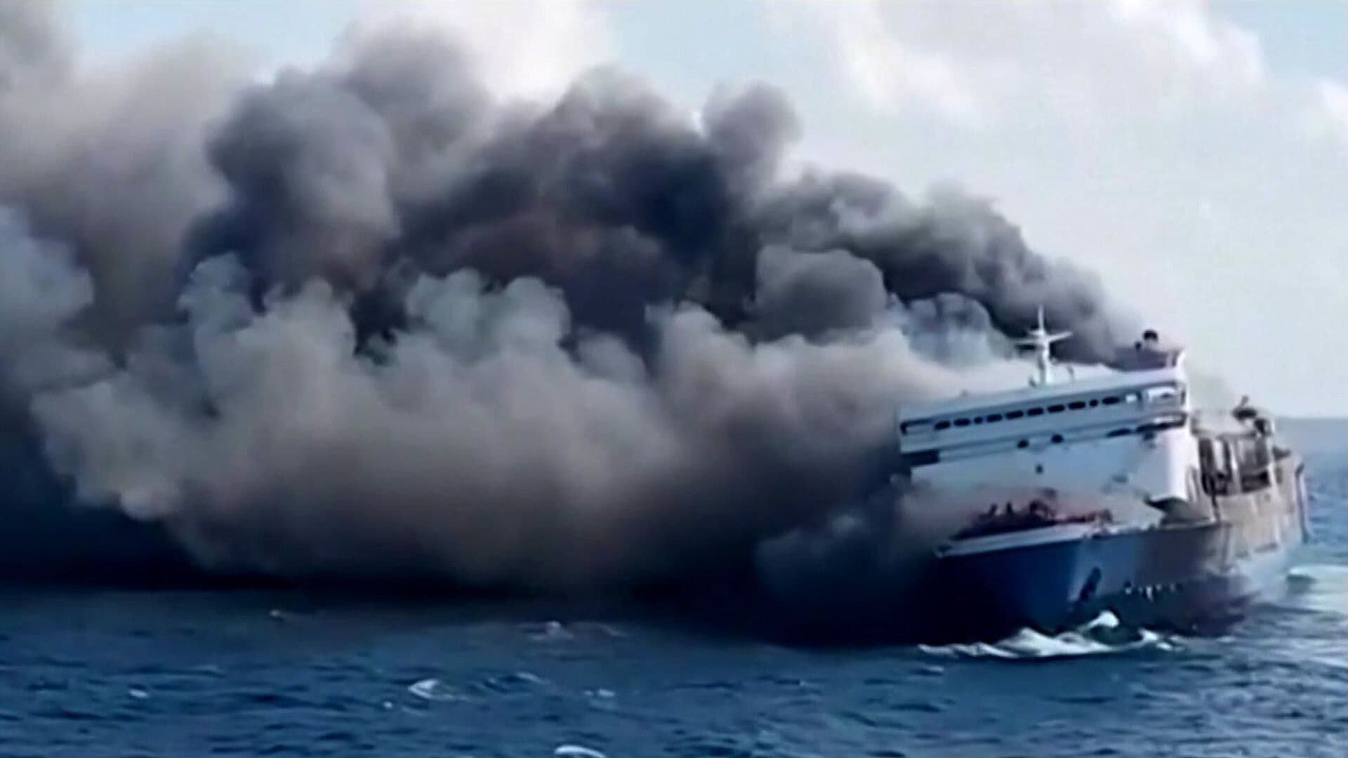 Incendio en Ferry de Indonesia Dejó Cinco Muertos y 41 Desaparecidos Frente a Java