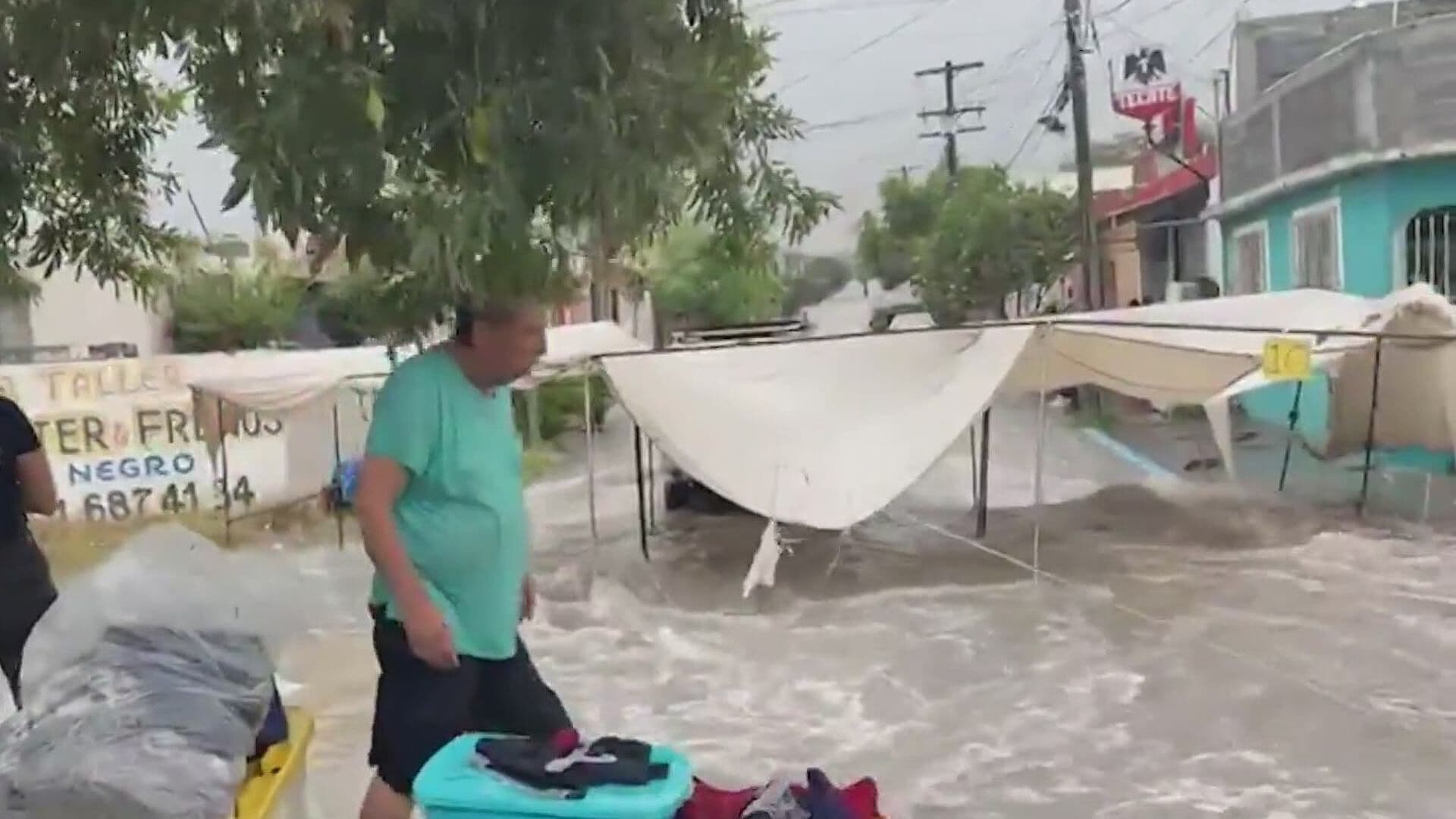 Arrastra Lluvia Puestos de Mercado Rodante en Santa Catarina, NL