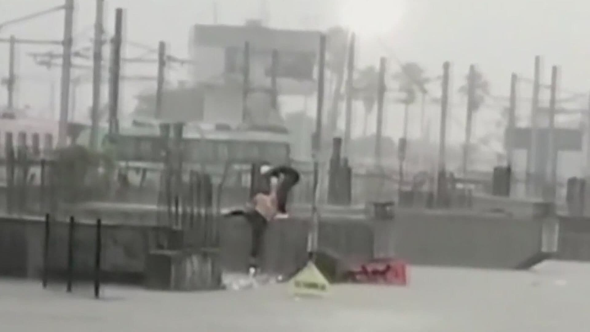 Rescatan a Pareja Tras Lluvia en Av. Aztlán en Monterrey