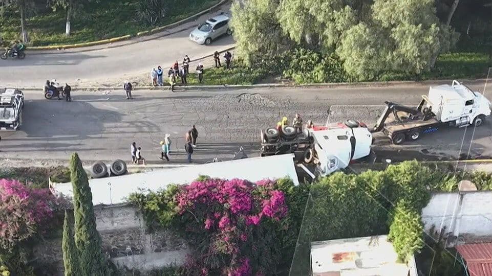 ¿Qué Pasó en la México-Texcoco Hoy? Vuelca Tráiler Cargado con Papel