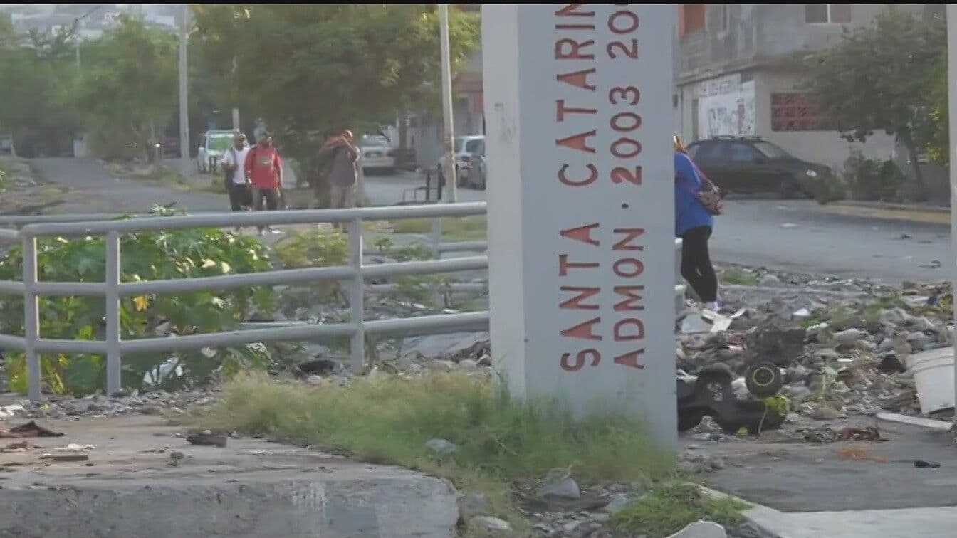 Amanecen Calles con Escombros y Basura Tras Lluvias en Santa Catarina