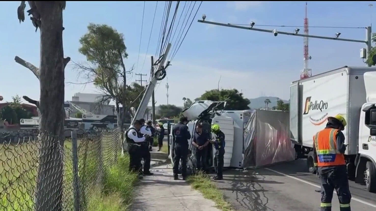 Camión Cargado con Pollos Vuelca y Choca contra Poste en Querétaro; Hay un Lesionado