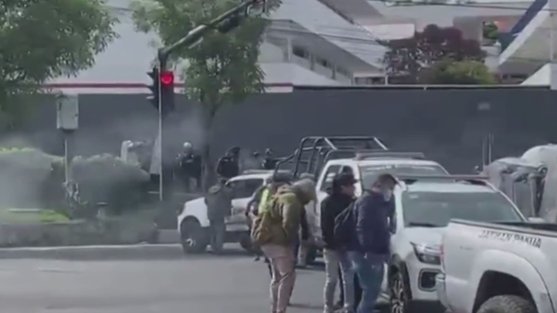 VIDEO | Manifestantes Arrojan Piedras y Objetos a Policías en Morelia, Michoacán