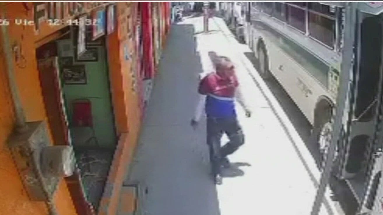 VIDEO: Chofer de Transporte Público Agrede con un Tubo a Otro Conductor en Oaxaca