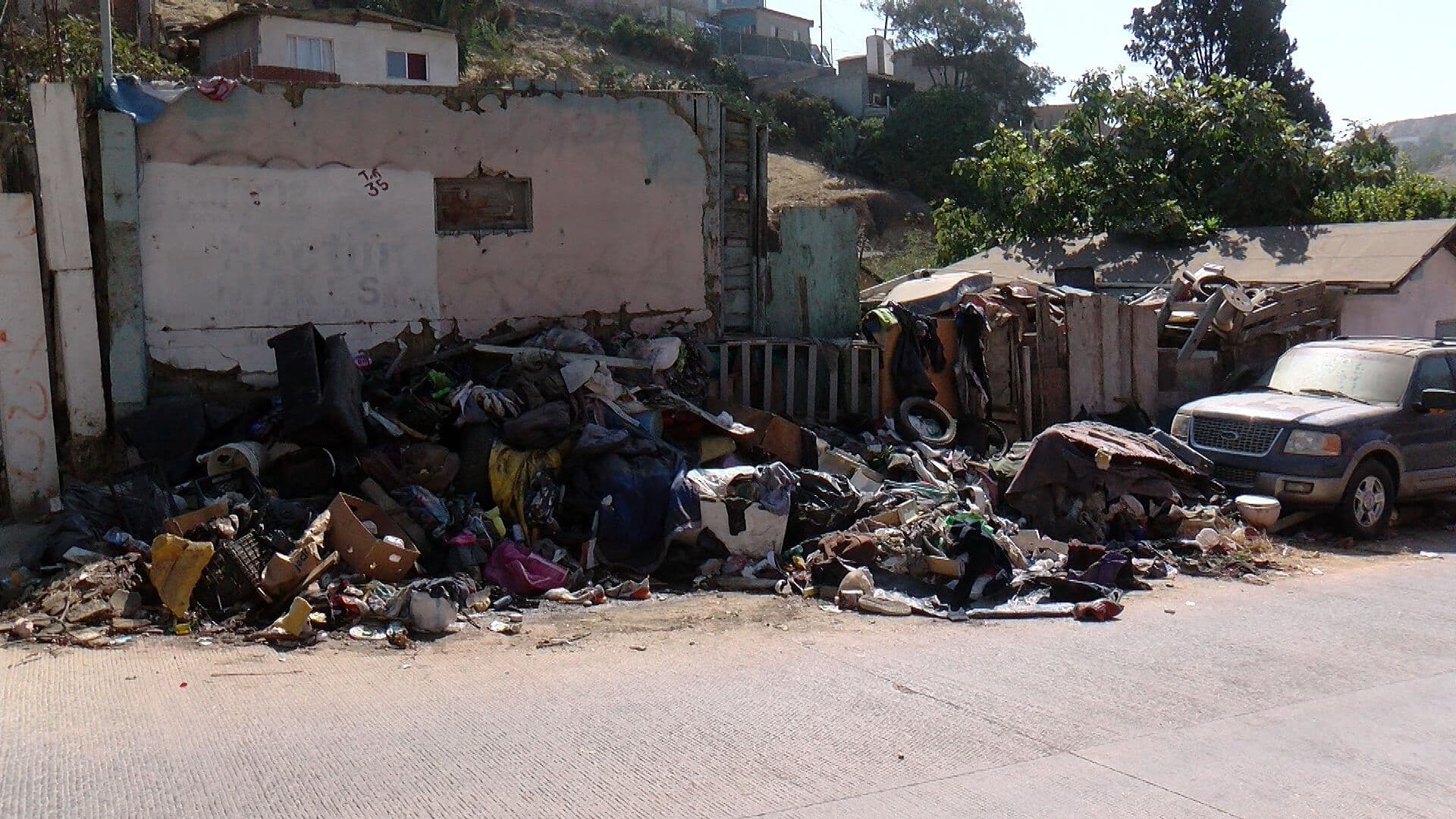 Casa Abandonada se Convierte en Basurero Clandestino en Divina Providencia, Tijuana