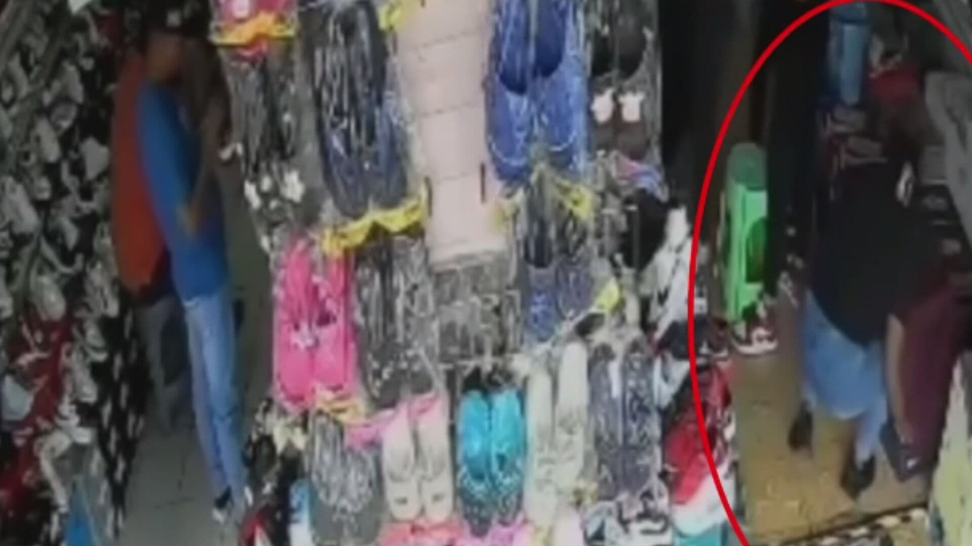 Cámara Capta Robo en Zapatería de Tlaxcala; Ladrones se Llevaron un Costal Lleno