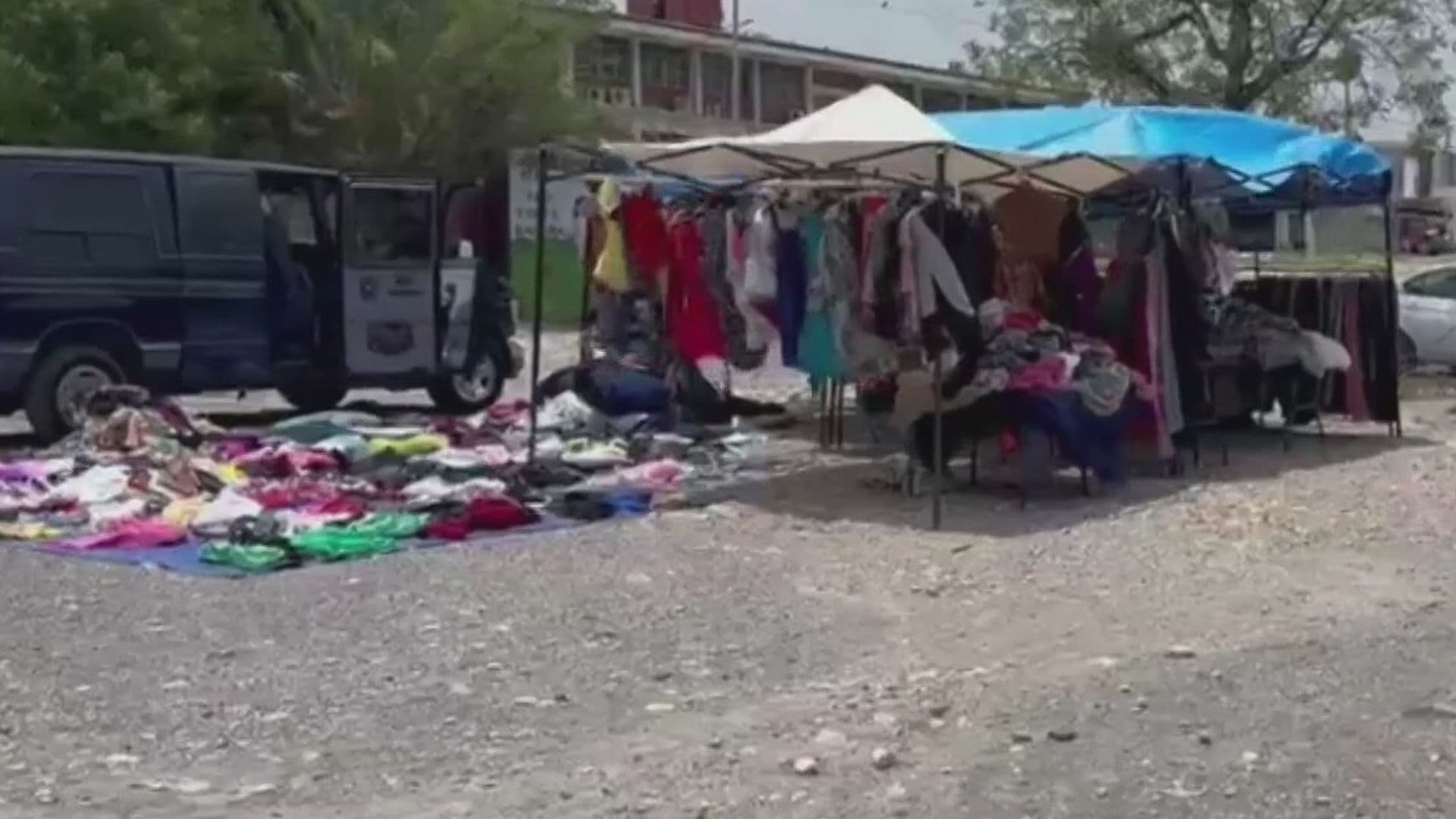 Narran Testigos como Fuertes Vientos Tumban Toldos en Mercado Rodante en Escobedo