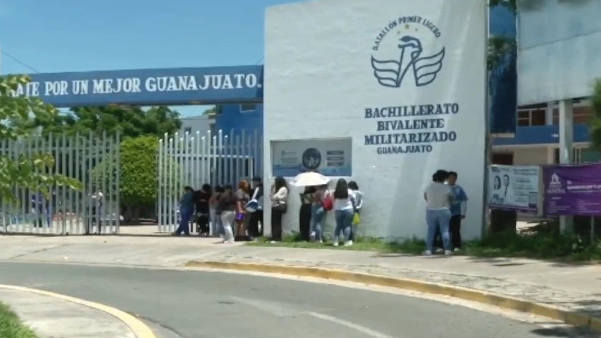 Padres de Familia Temen que Cierren Escuelas Militarizadas en León Guanajuato