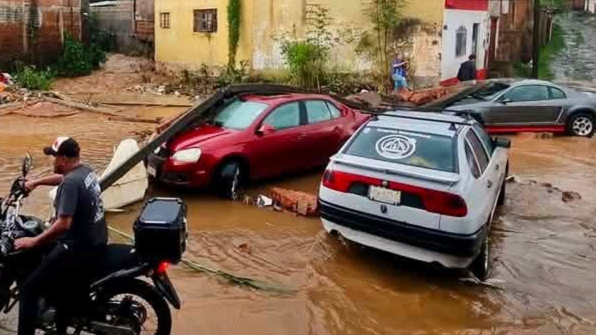 Lluvias Convierten Calles de Pátzcuaro en Ríos; Hay Autos Varados e Inundaciones, Este Lunes 3 de Agosto