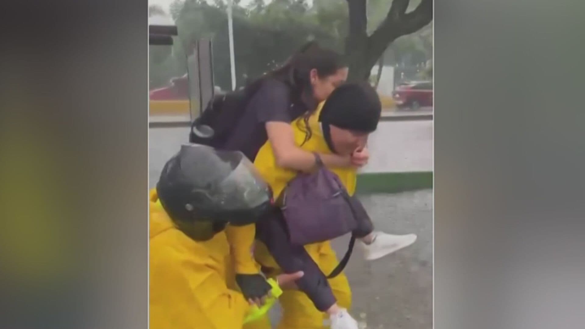 Se Inundan Las Águilas en Zapopan: Policías Rescatan Personas en Paradas de Autobús