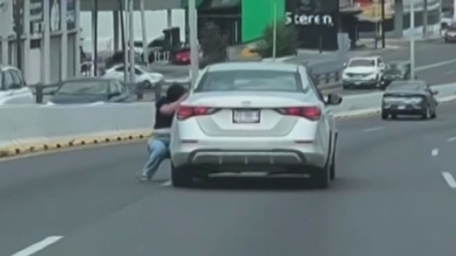 Sujeto Atropella con su Auto a Mujer que Reclamaba por Chocarla en Nuevo León