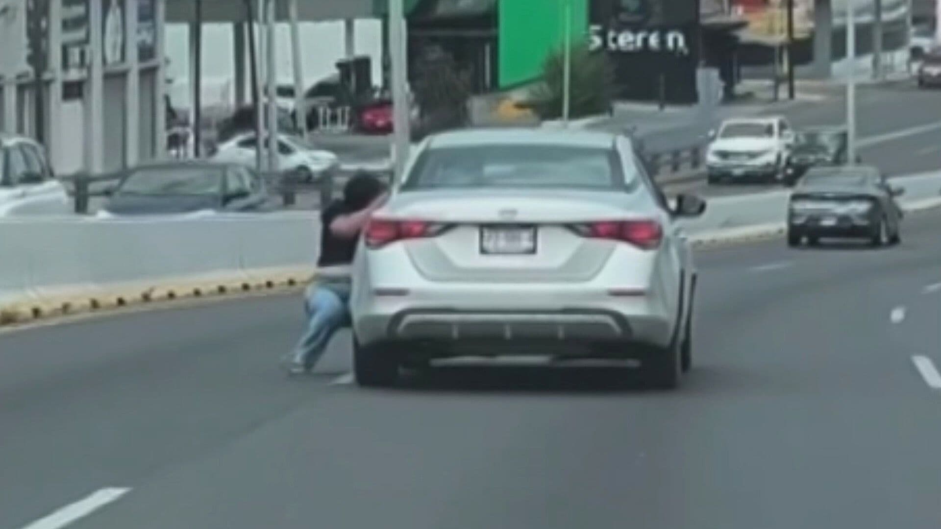 Sujeto Atropella con su Auto a Mujer que Reclamaba por Chocarla en Nuevo León