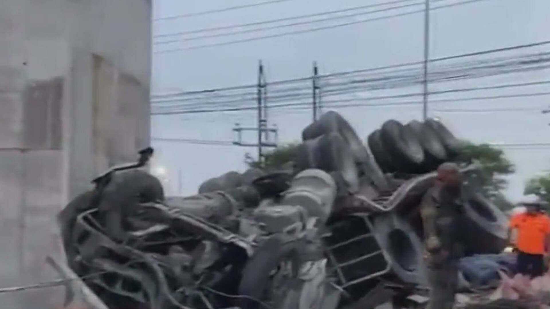 Deja Conductor Herido Volcadura de Tráiler con Rollos de Acero en Av. Miguel Alemán en Apodaca