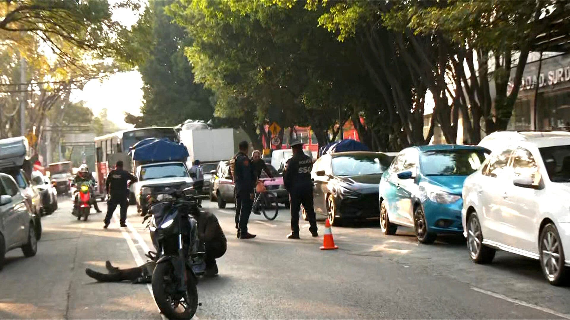 Auto Impacta a Motociclistas en Eje 5 Sur en Iztapalapa, CDMX