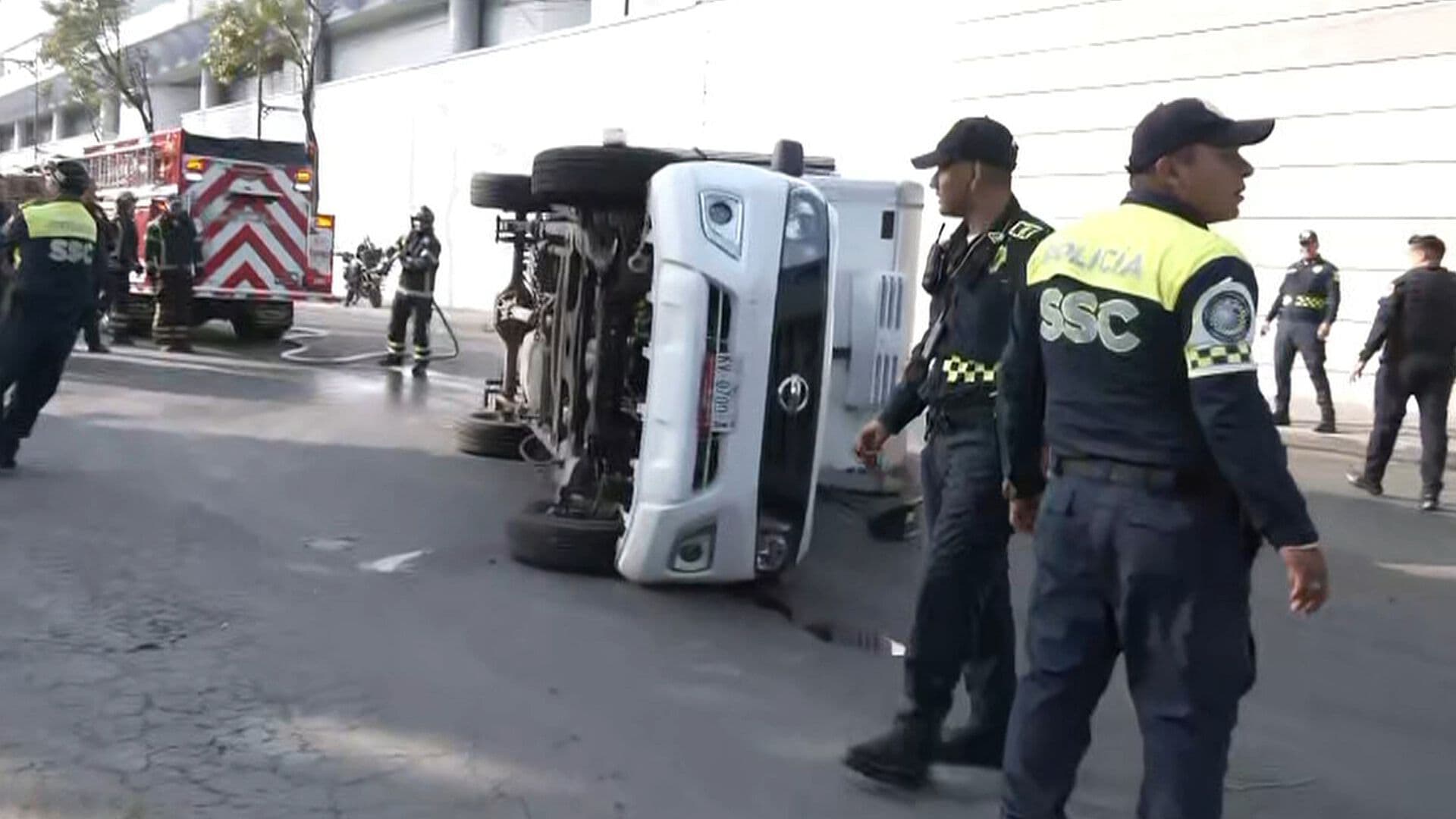 Vuelca Camioneta Cargada de Embutidos en Iztapalapa, CDMX