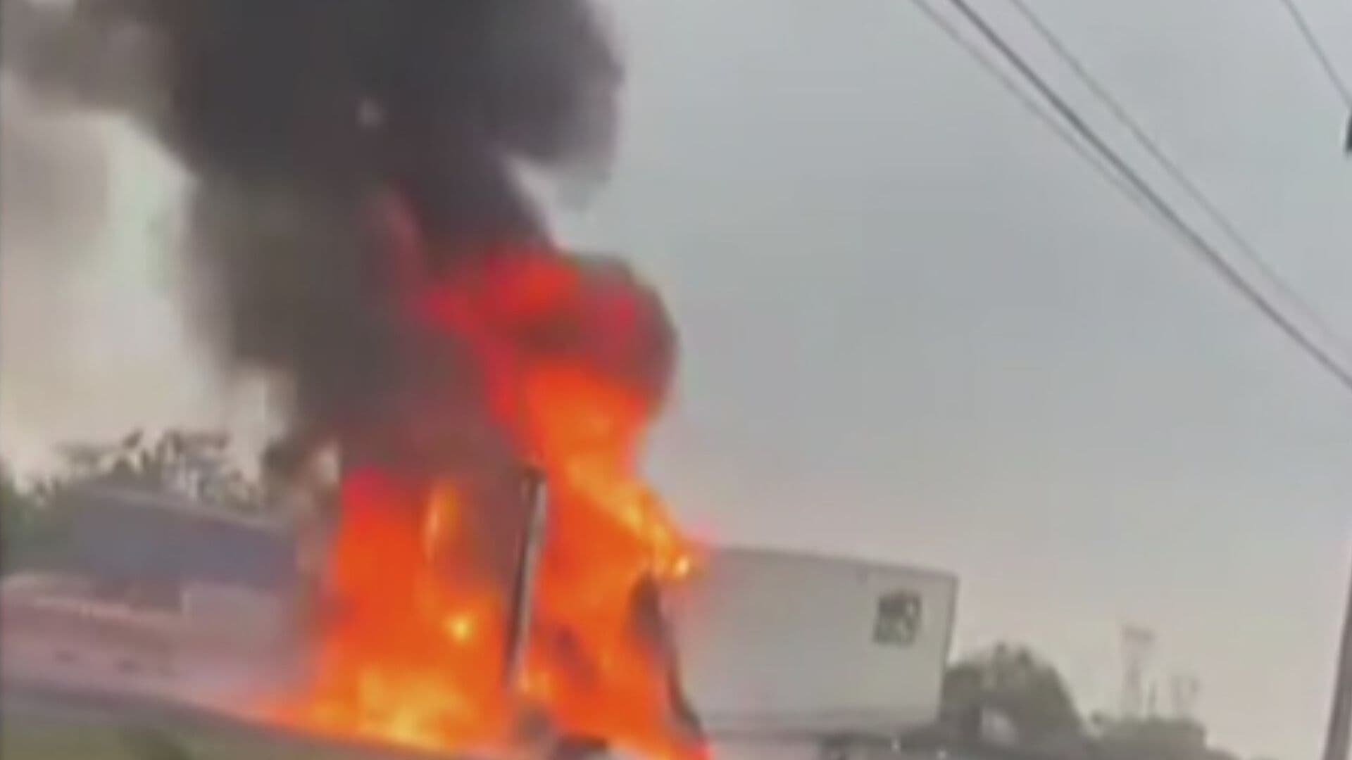 VIDEO | Fuego Consume Tráiler en Escobedo, Nuevo León