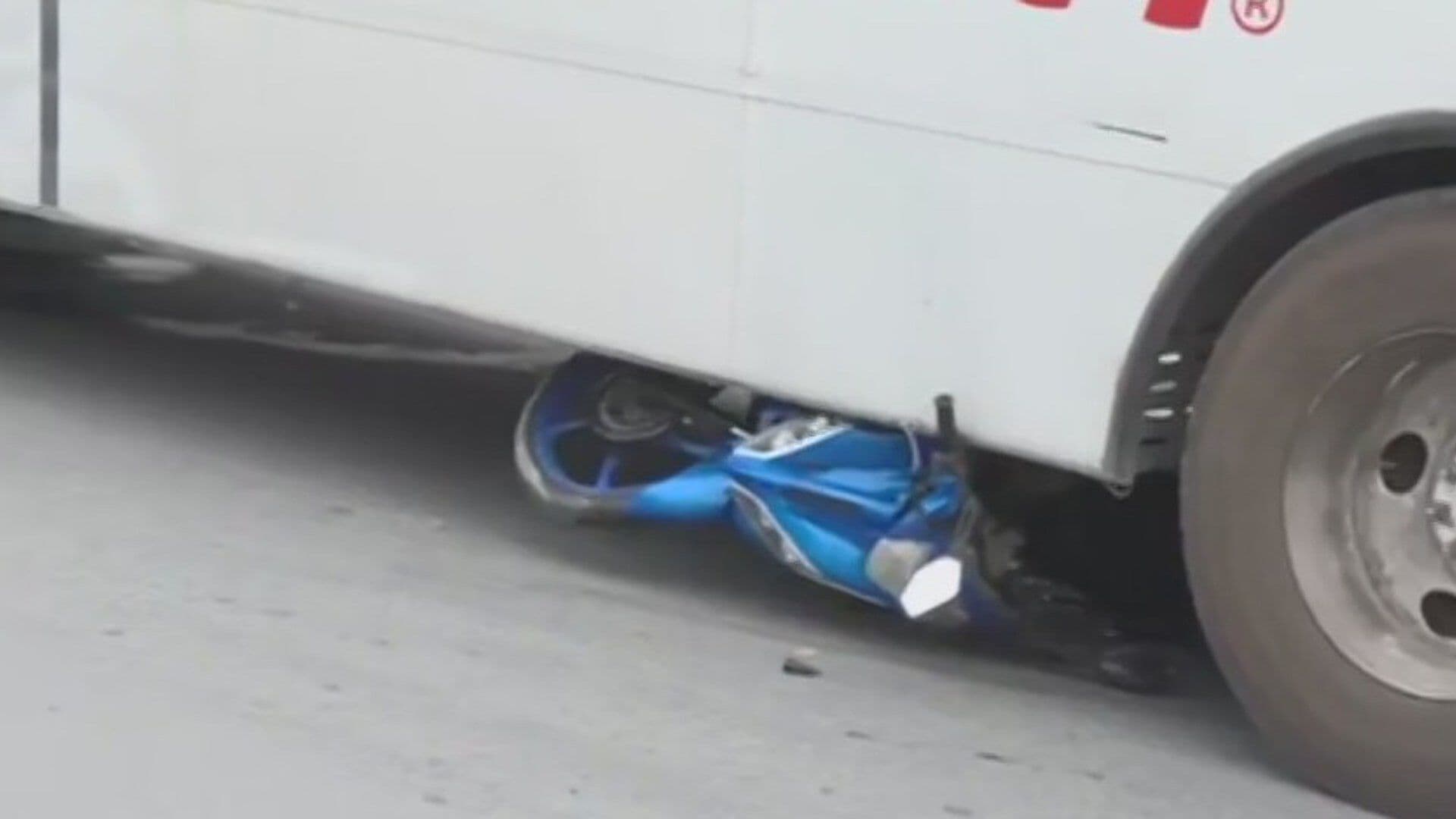 Arrastra Camión a Motociclista Más de 20 Metros en Juárez, NL
