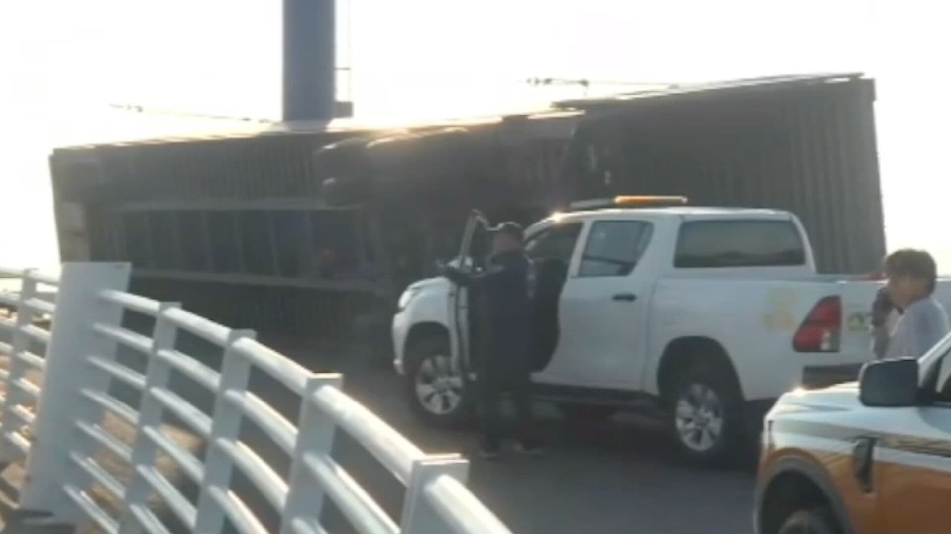 Tráiler Choca Con Varios Vehículos y Termina Volteado en la Carretera Federal 45 a la Altura de Puerto Interior en Silao