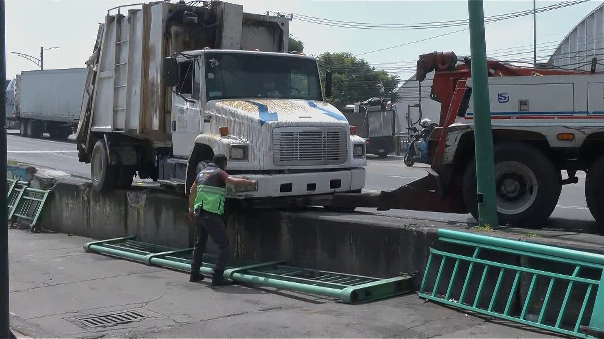 Camión de Basura Pierde el Control, Choca contra Muro y Queda Atorado en Desnivel de un Puente
