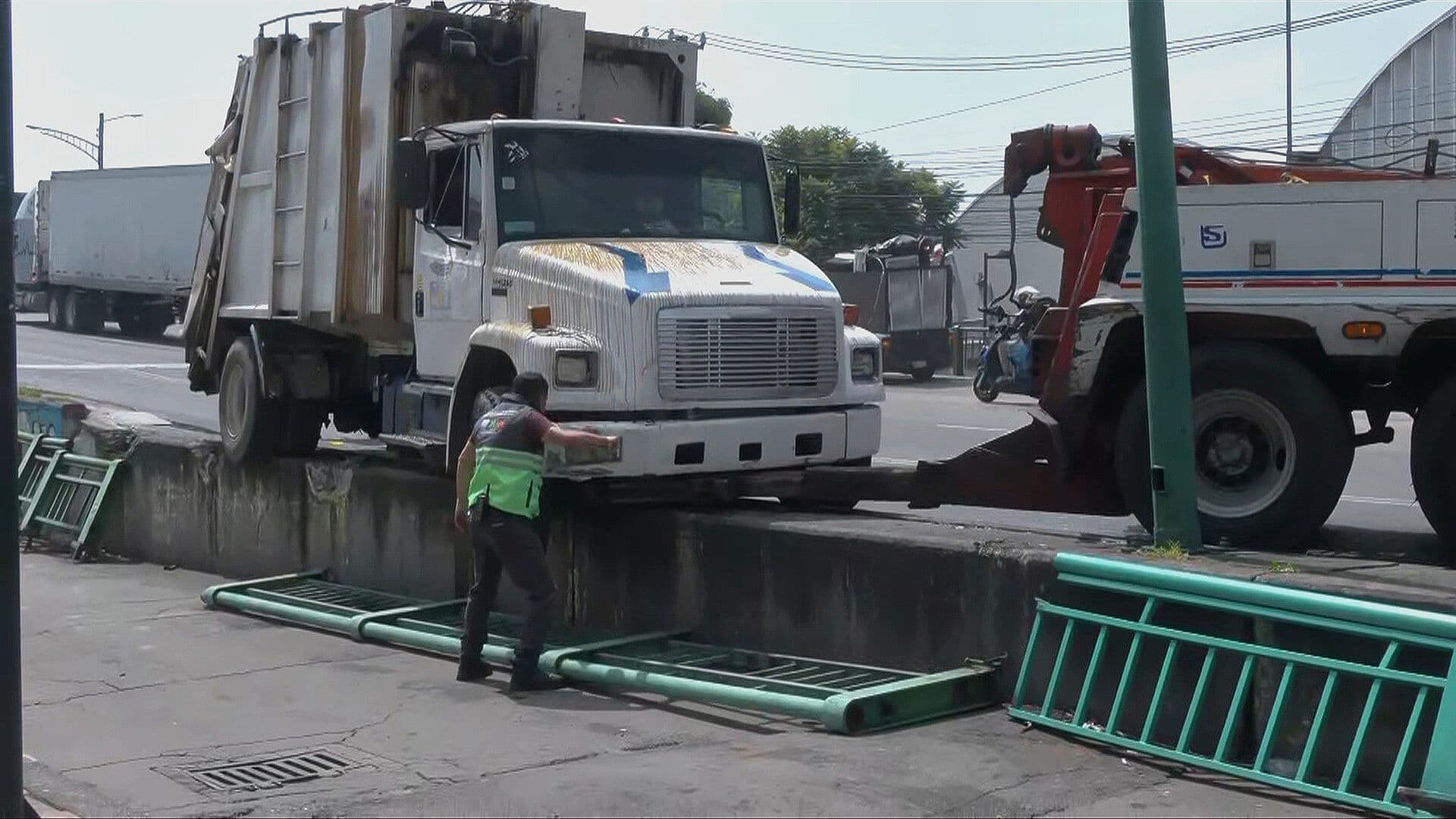 Camión de Basura Pierde el Control, Choca contra Muro y Queda Atorado en Desnivel de un Puente