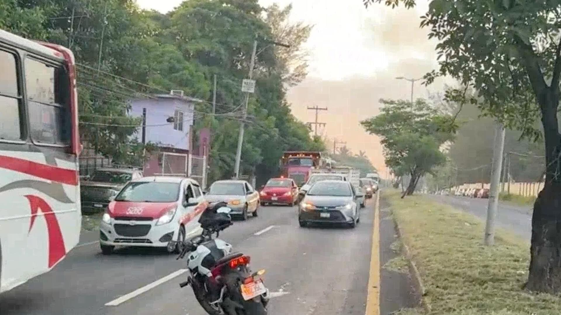 Motociclista se Accidenta y Provoca Caos Vial en la Carretera Xalapa Veracruz Las Bajadas