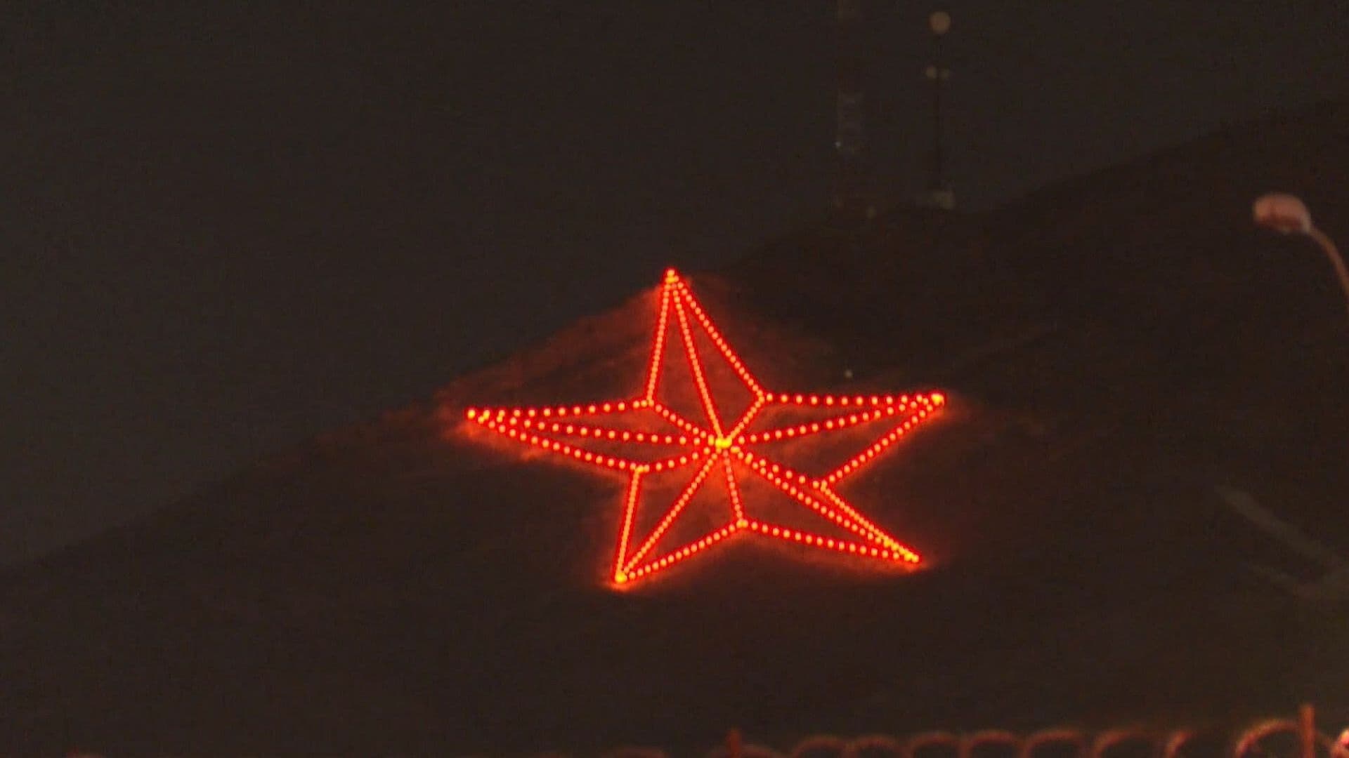 Iluminan la Estrella de la Montaña Franklin a Siete Años del Tiroteo en El Paso, Texas