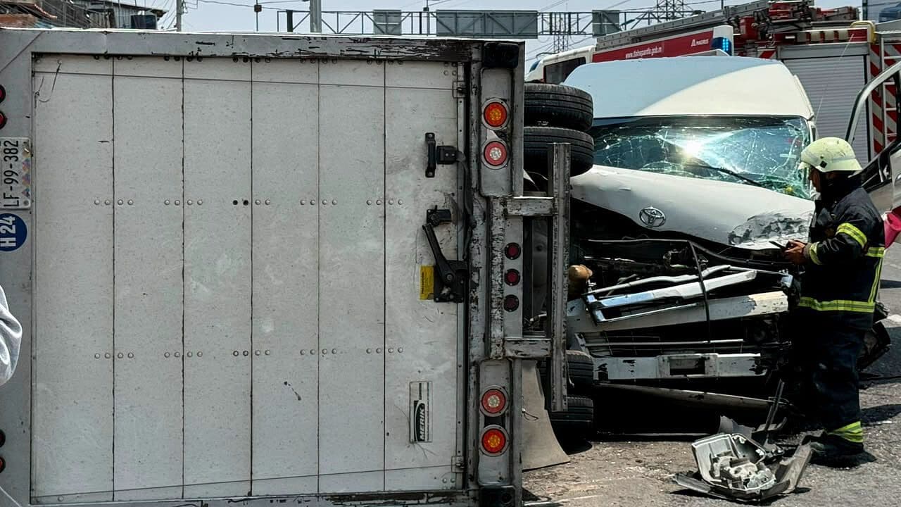 Accidente Hoy en la México-Pachuca: Camión de Carga Vuelca Tras Chocar con una Combi
