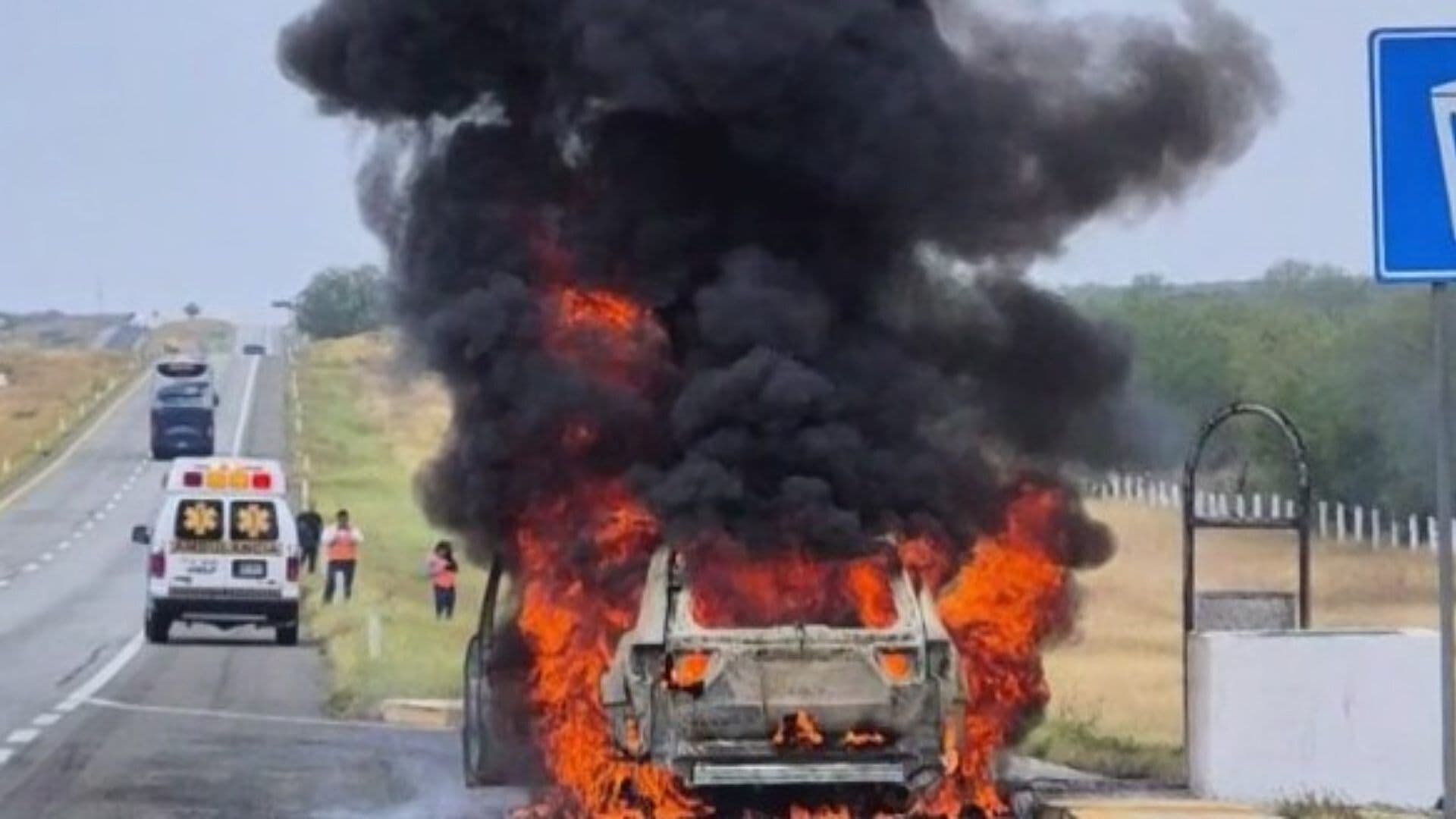 Se Quema Camioneta por Presunta Falle Mecánica en KM 111 en General Bravo