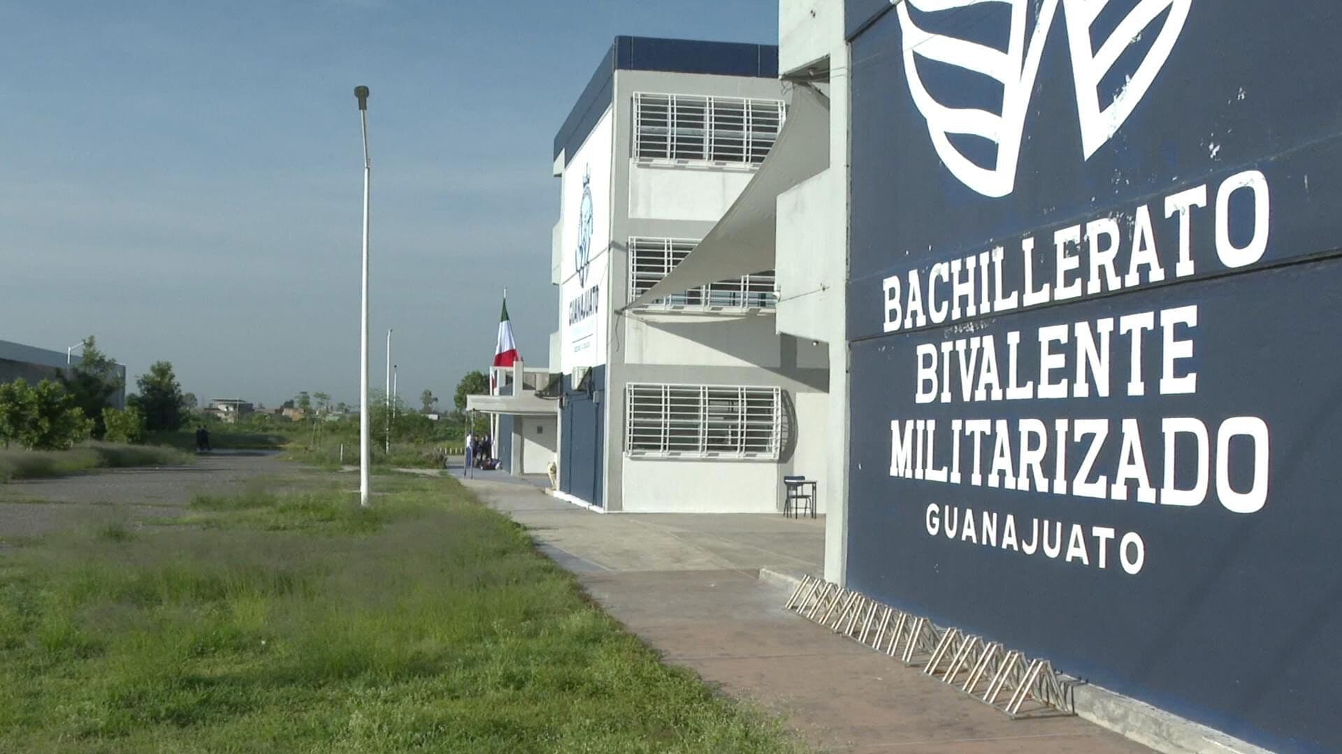 Alumnos y Padres de Familia Piden No Cerrar Escuelas Militarizadas en León Guanajuato