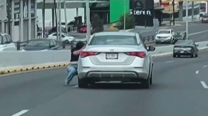 VIDEO: Mujer se Cuelga de Auto para Evitar que Conductor Escape Tras Choque en Monterrey