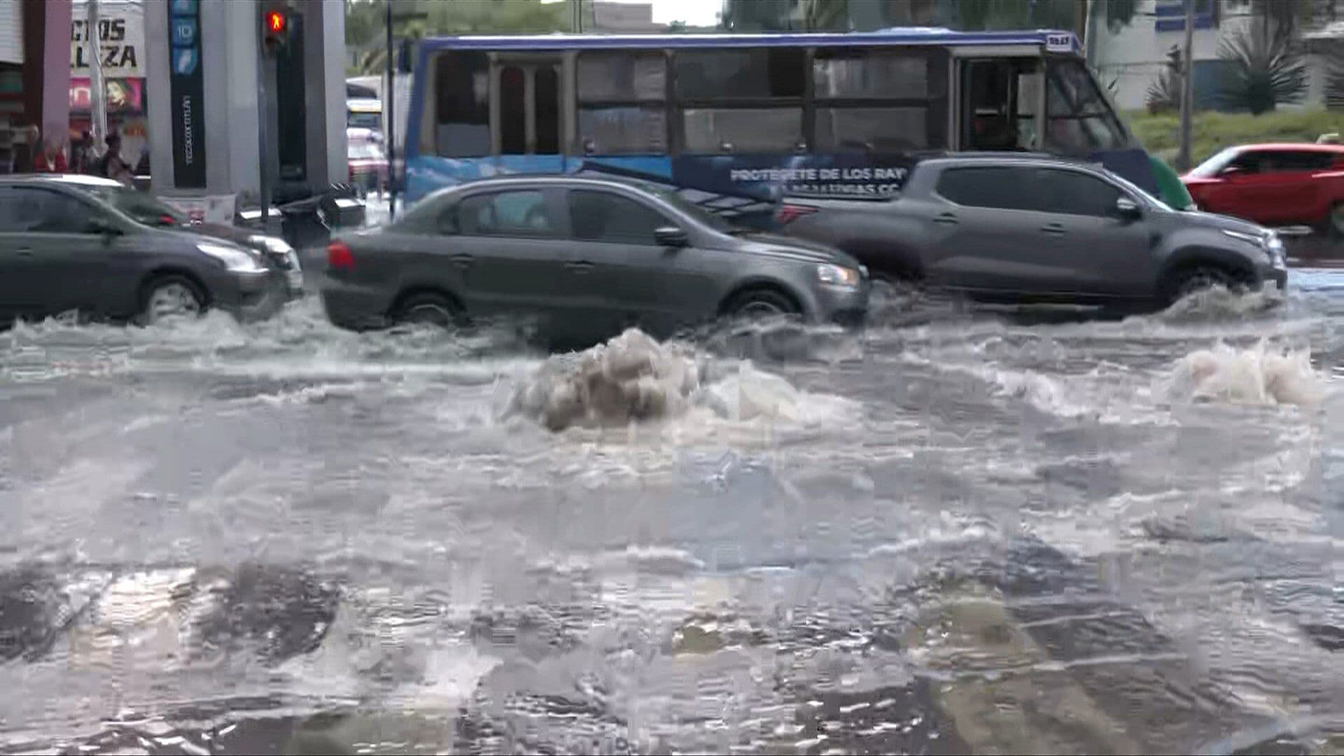 Colapsa Drenaje por Caída de Lluvias en el Oriente de la Ciudad de México; Tome Precauciones