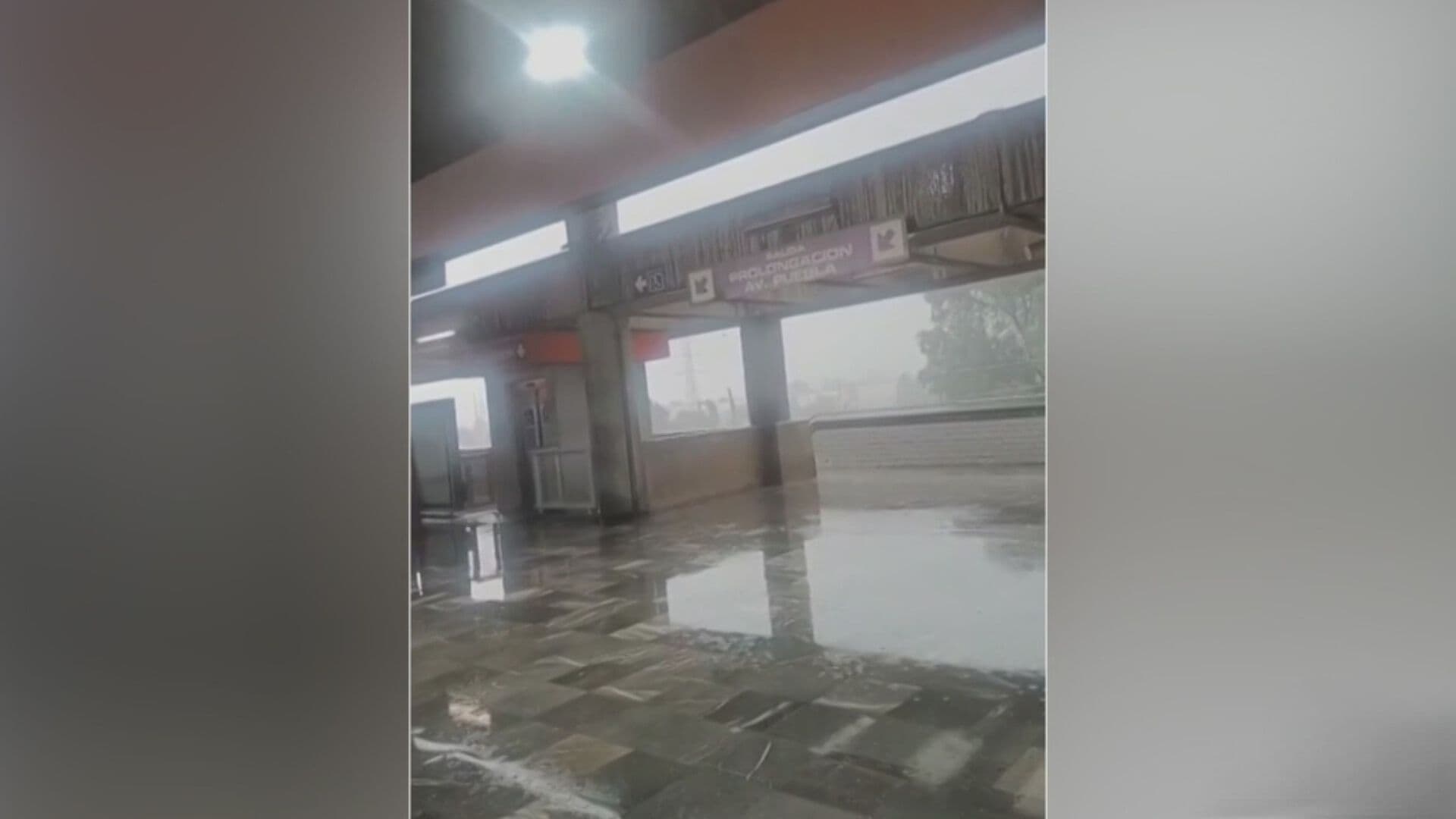 Se Inundan Pasillos de Metro Los Reyes en Línea A: Usuarios Se Refugian