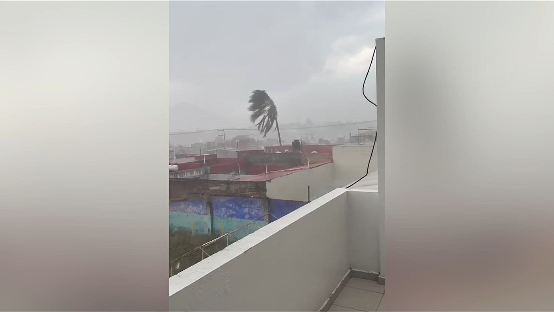 Lluvias y Fuertes Vientos Provocan Inundaciones en Calles de Uruapan, Michoacán