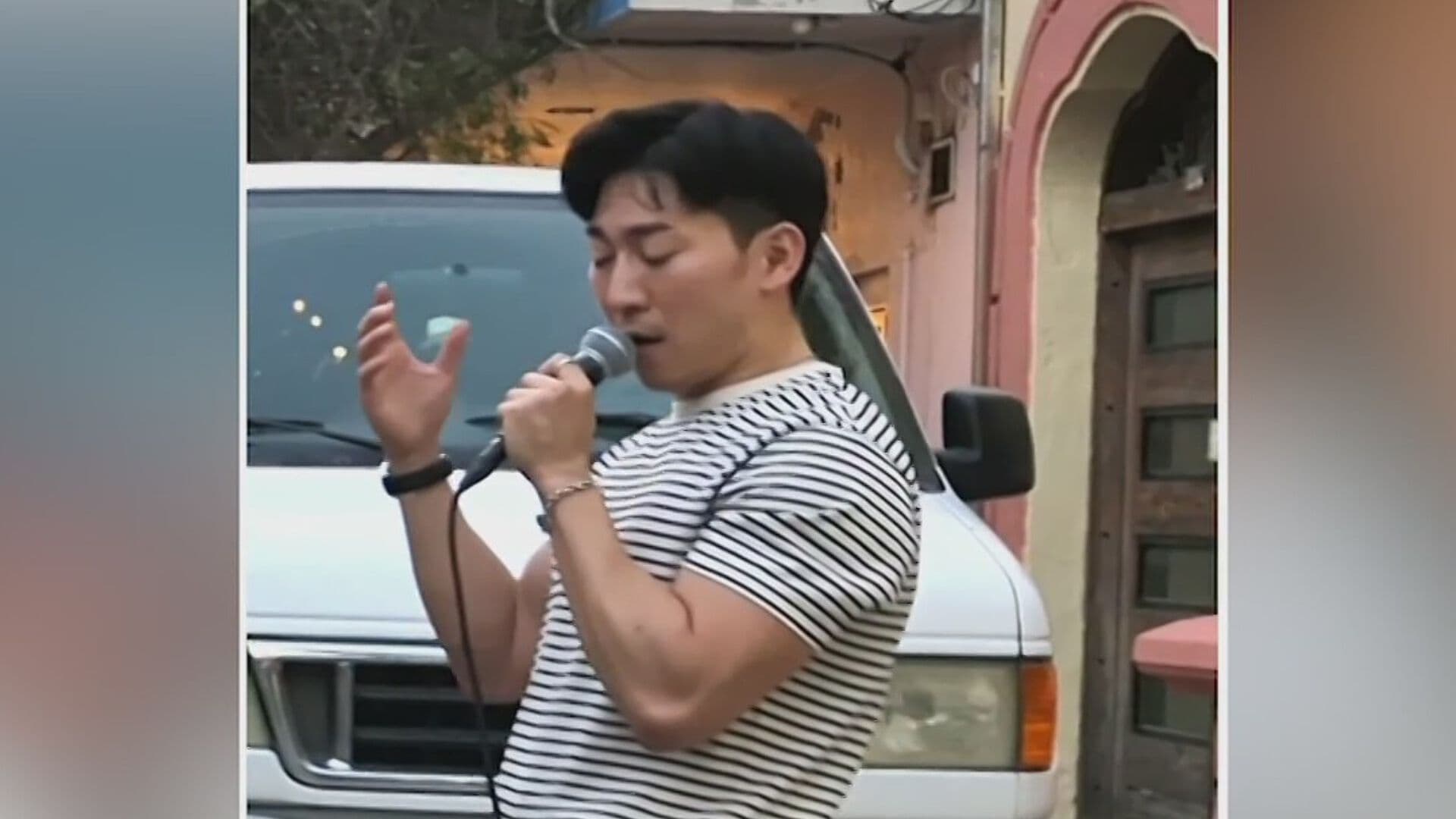 Coreano Bautizado "El Príncipe de la Calle" Cautiva por Cantar Canciones Mexicanas