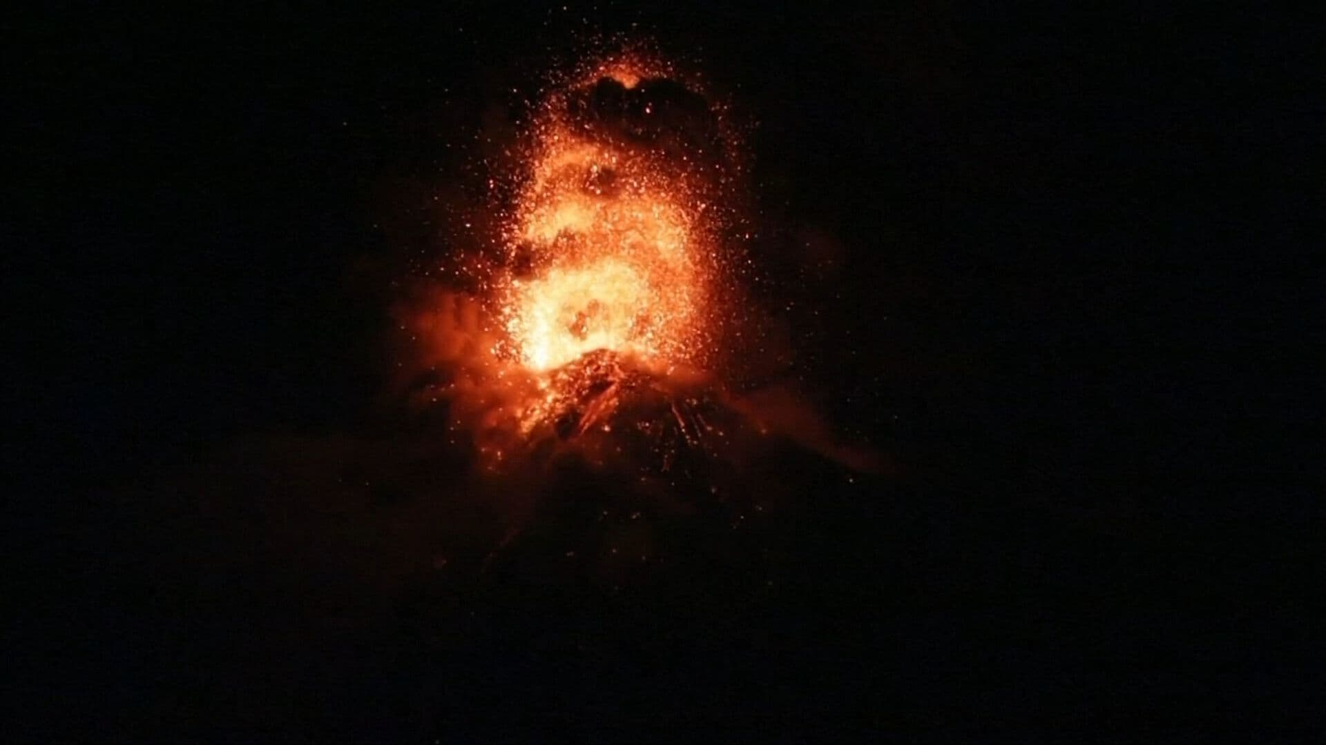 Volcán de Fuego en Guatemala Entra en Fase de Erupción Intensa; Evacuan a Cientos de Familias