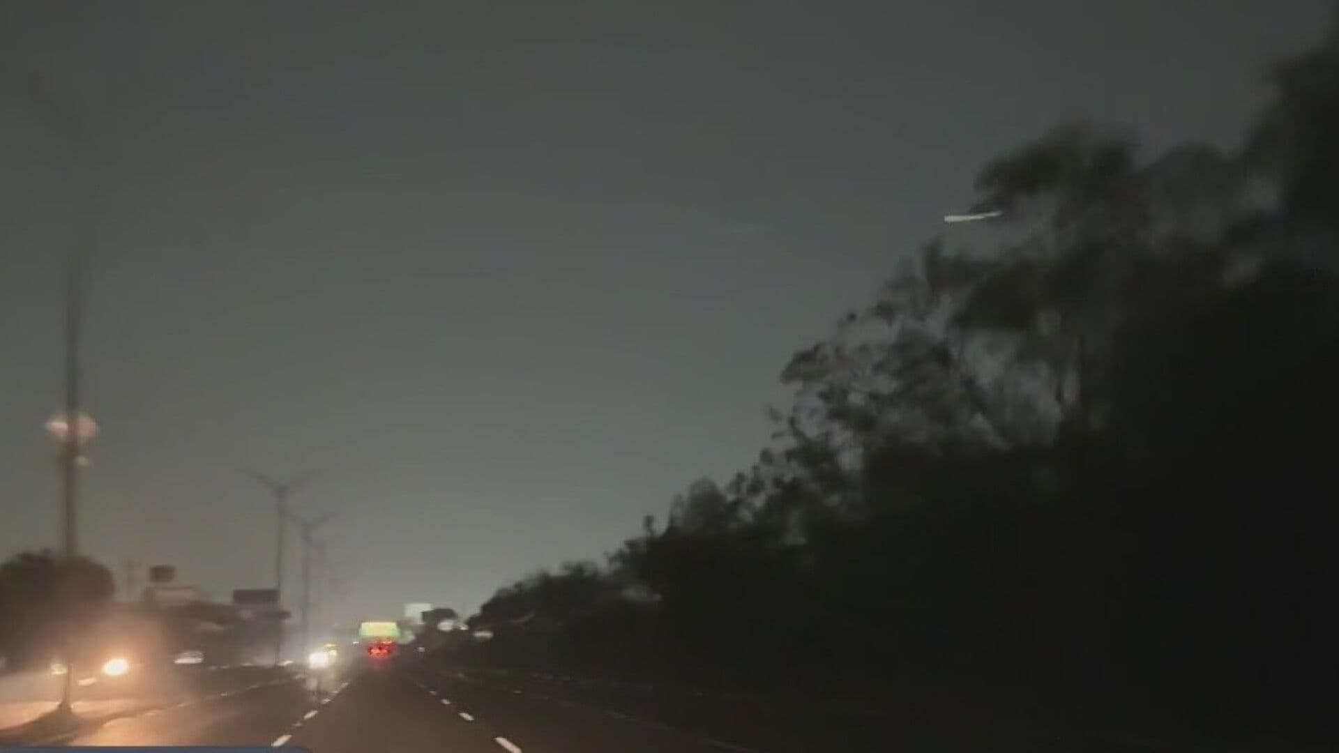 Tira Viento Postes; Se Quedan Sin Luz en Carretera a Laredo en Escobedo