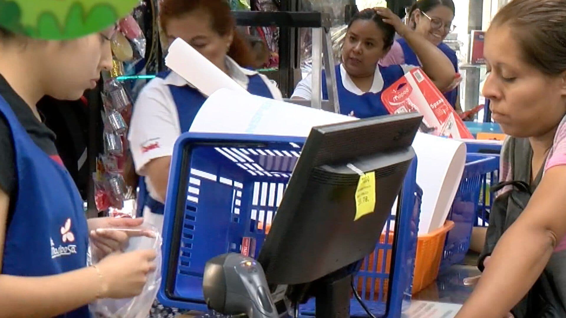 Padres de Familia se Preparan Para los Gastos del Regreso a Clases en León
