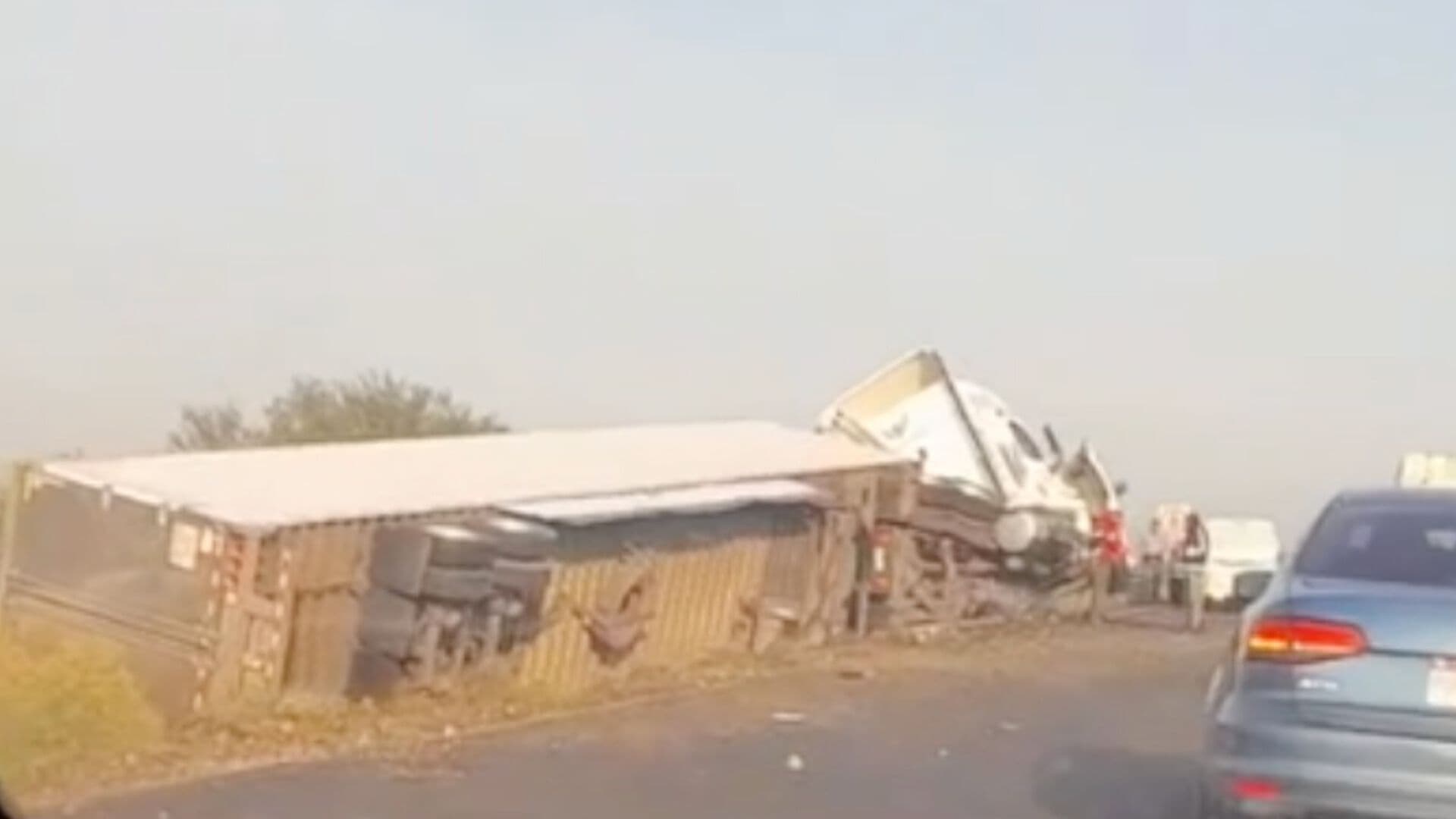 Tráiler Chọca Contra la Barra de Contención en la Carretera Celaya - Salamanca en Guanajuato