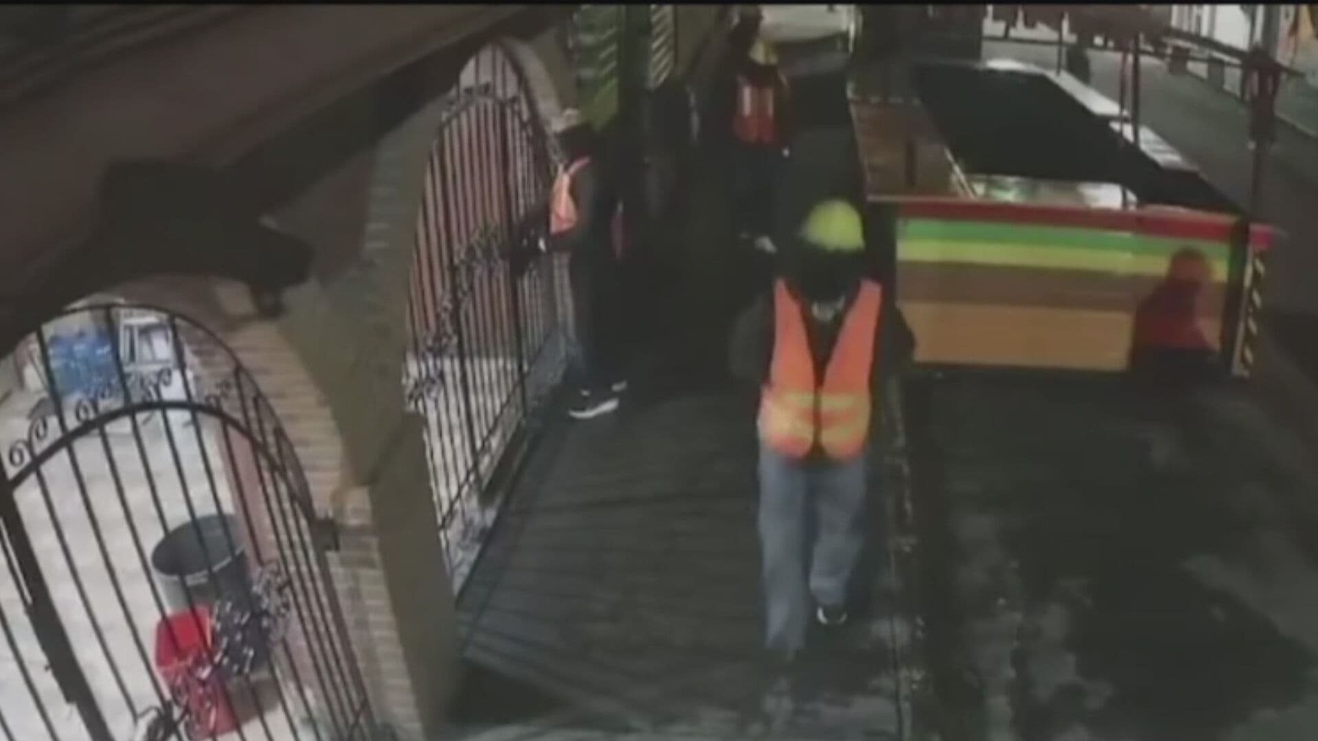 VIDEO | Ladrones se Hacen Pasar por Trabajadores de Gobierno Para Asaltar Restaurante en Puebla