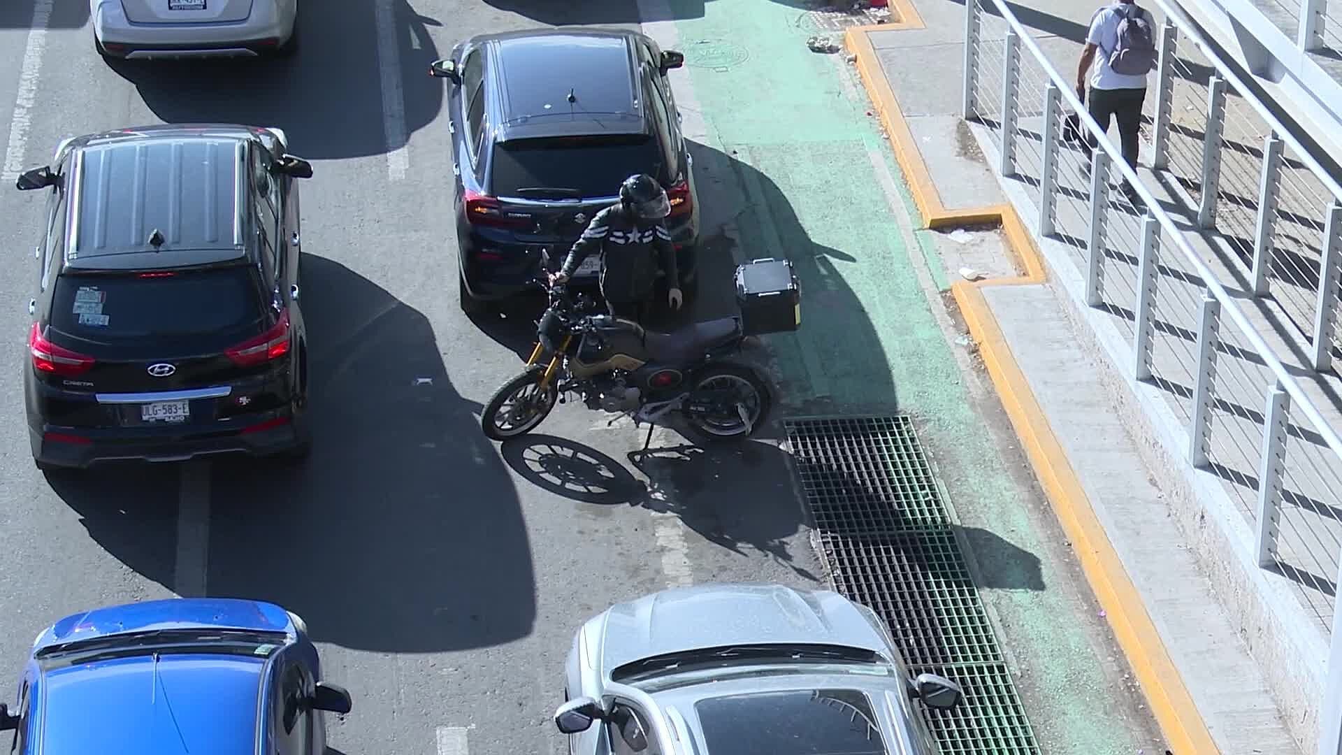 Autos Mal Estacionados Generan Caos Vial Frente a la Clínica 1 del IMSS en Querétaro