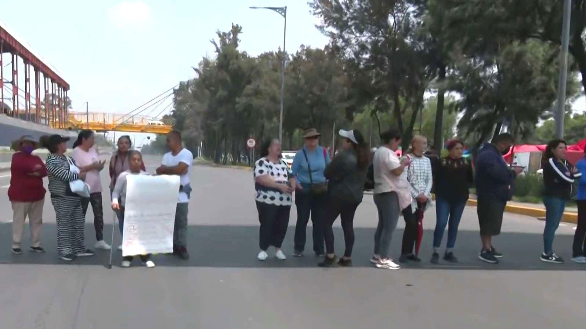 Vecinos de Iztapalapa Bloquean Calzada Zaragoza; Exigen Apoyos Pendientes por Inundación