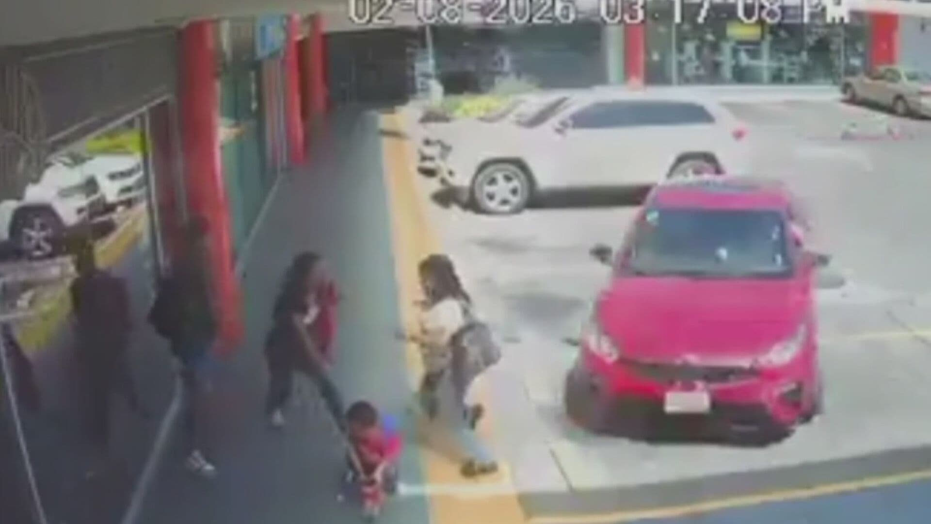 Por poco las Atropellan: Mujer Reacciona y Salva a su Hija de ser Arrollada en Puebla