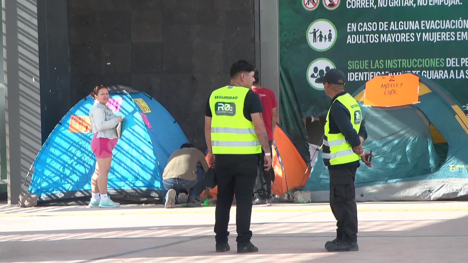 Aficionados Acampan Fuera de la Fenapo para Ver a Katy Perry y Mötley Crüe en SLP
