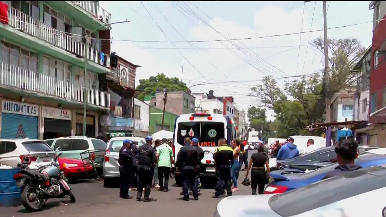 Auto Pierde el Control y Provoca que una Camioneta Caiga sobre un Mecánico en CDMX