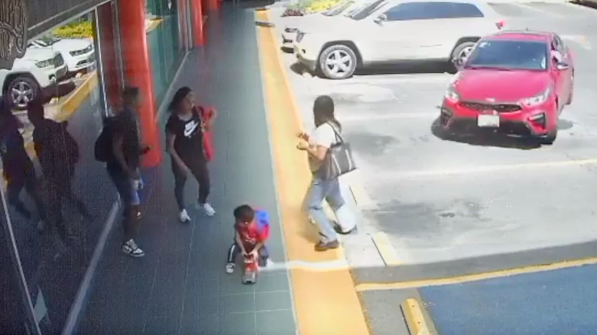Video Accidente y Mujer Menor Edad Casi Atropellados Estacionamiento Plaza Solé de Puebla