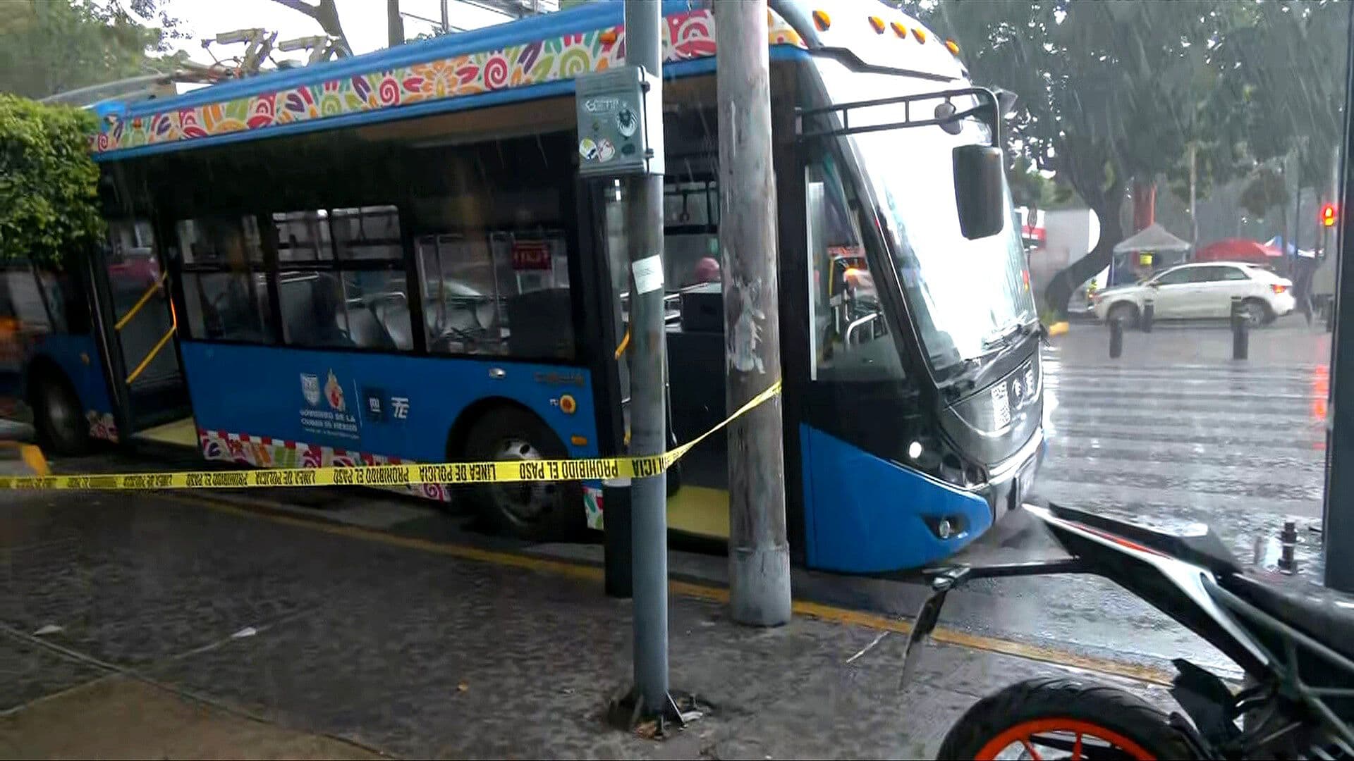 Trolebús Cae a Socavón tras Fuerte Tormenta en Coyoacán, CDMX