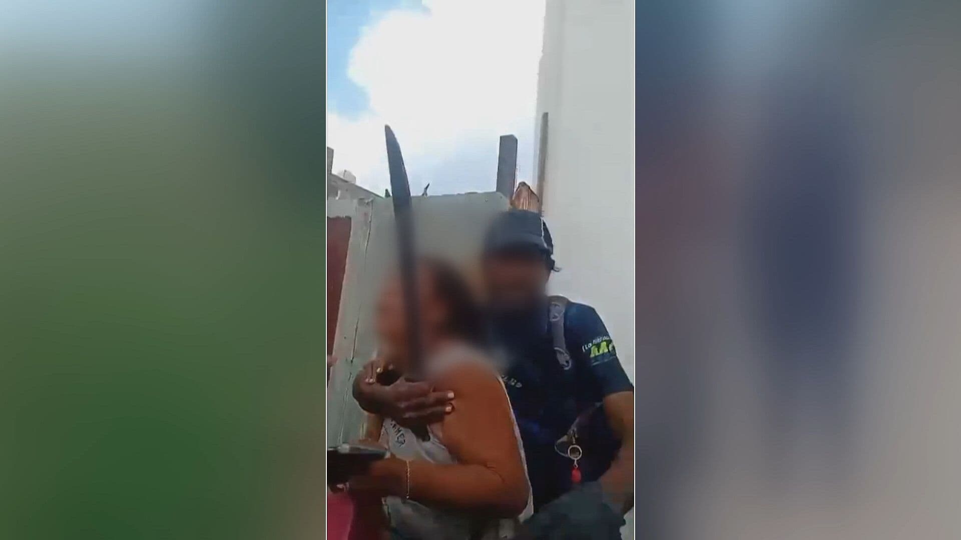 VIDEO: Desarman a Hombre con Machete que Retenía a Mujer; Víctima Suplica Que No lo Golpeen