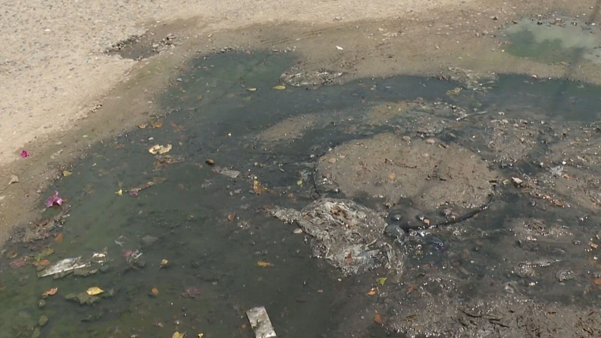 Vecinos Denuncian Fuga de Aguas Negras en Bulevar Solidaridad de Hermosillo