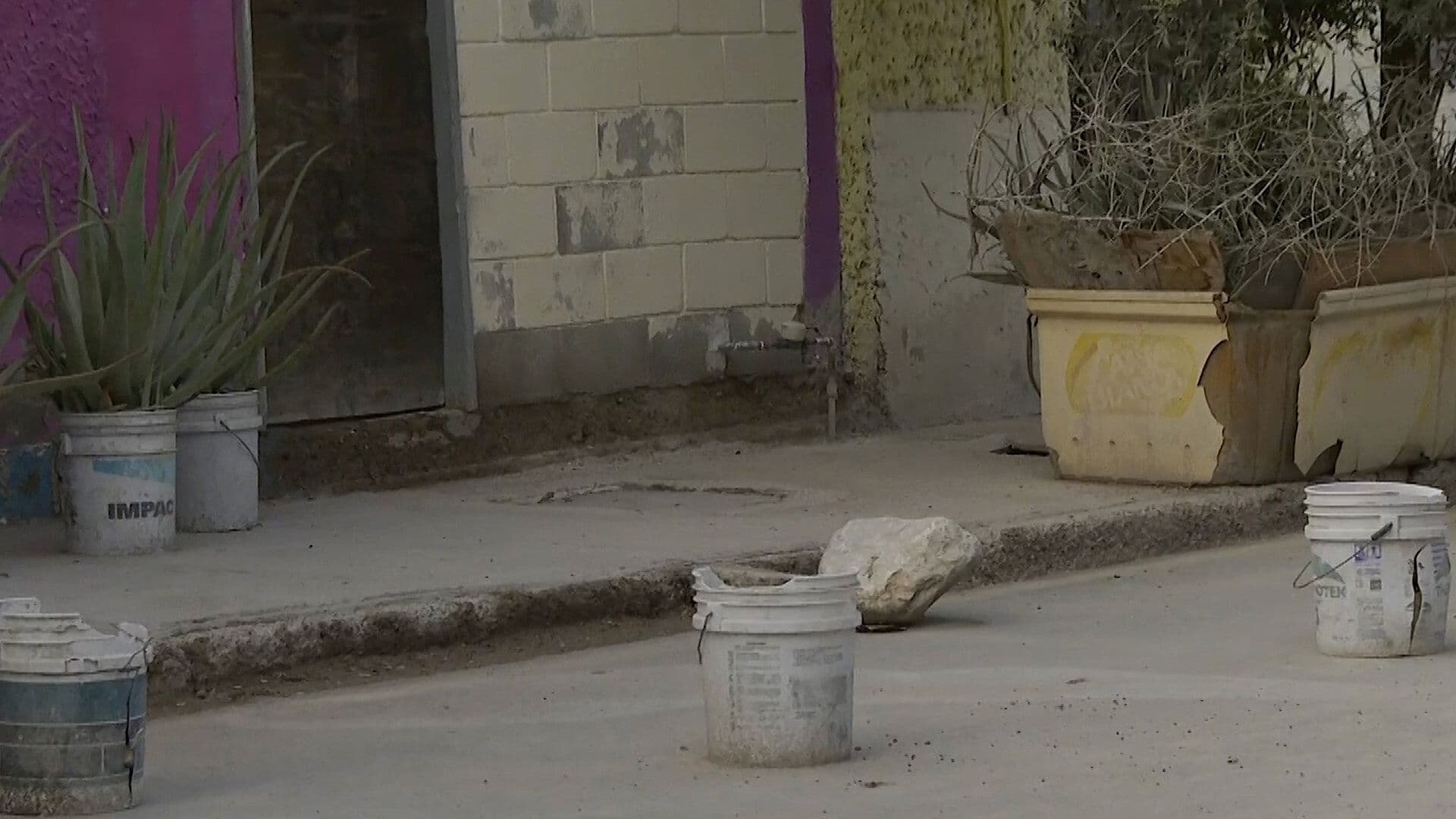 Vecinos Bloquean Calle con Piedras y Botes en Zaragoza Sur de Torreón