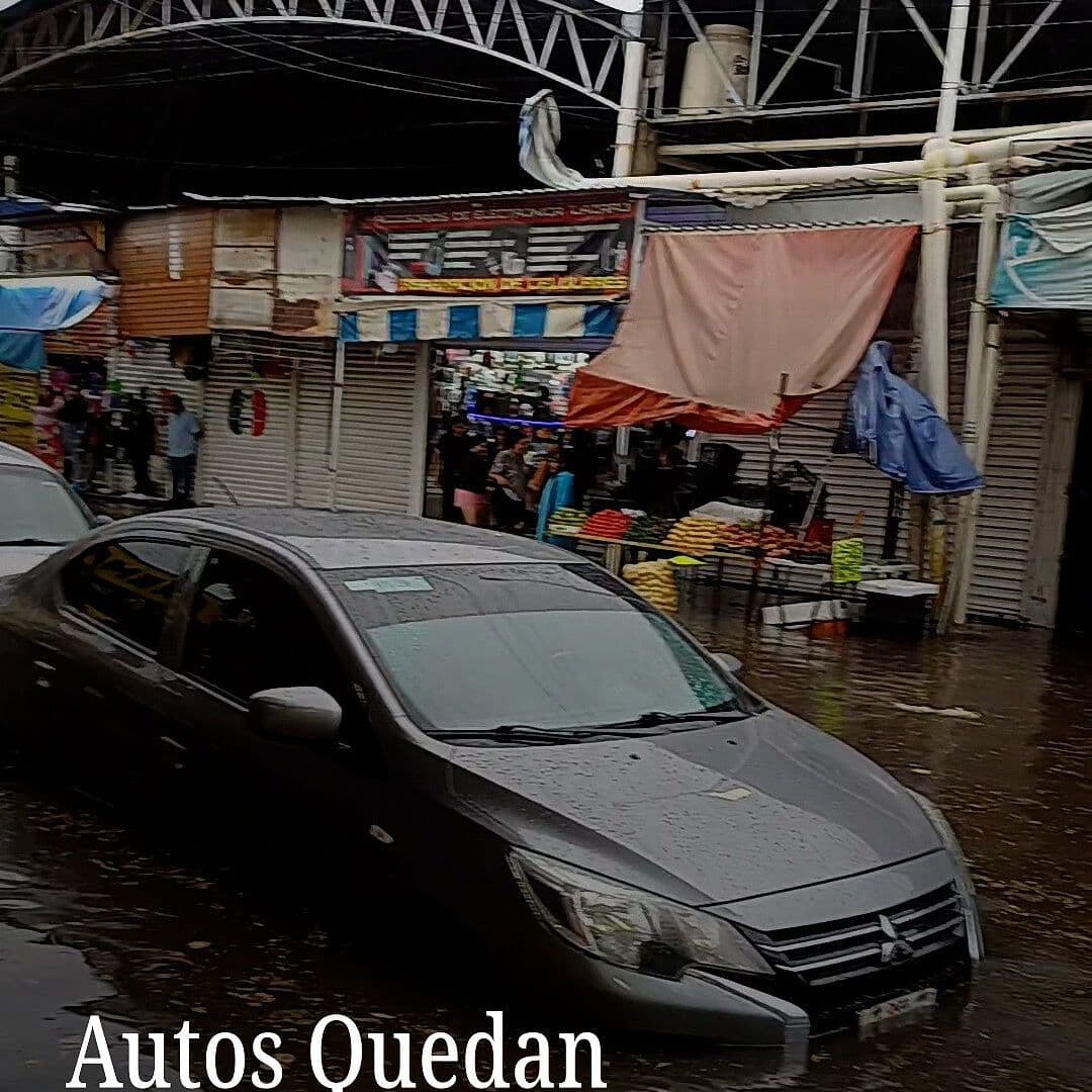 Autos Quedan Atrapados en Inundaciones en Durango
